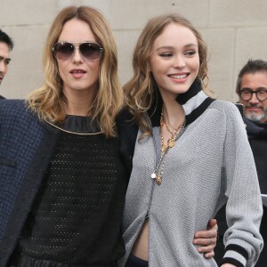 Vanessa Paradis et sa fille Lily-Rose Depp - Arrivées au défilé de mode prêt-à-porter automne-hiver 2017/2018 "Chanel" au Grand Palais à Paris. Le 7 mars 2017 © CVS-Veeren / Bestimage