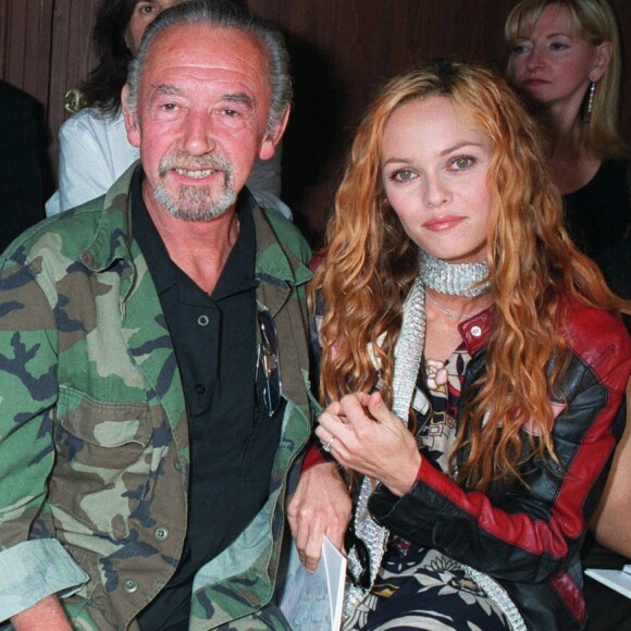 Audrey Marnay et son mari, André et Vanessa Paradis au défilé Chanel pour la collection Haute Couture automne-hiver 2003-2004 à Paris en juillet 2003