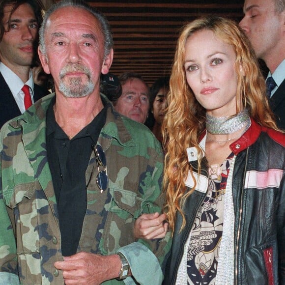 André et Vanessa Paradis au défilé Chanel pour la collection Haute Couture automne-hiver 2003-2004 à Paris en juillet 2003