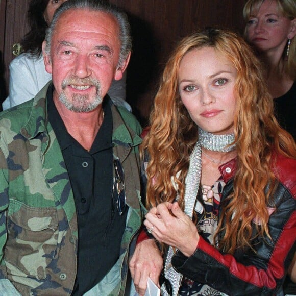 André et Vanessa Paradis au défilé Chanel pour la collection Haute Couture automne-hiver 2003-2004 à Paris en juillet 2003