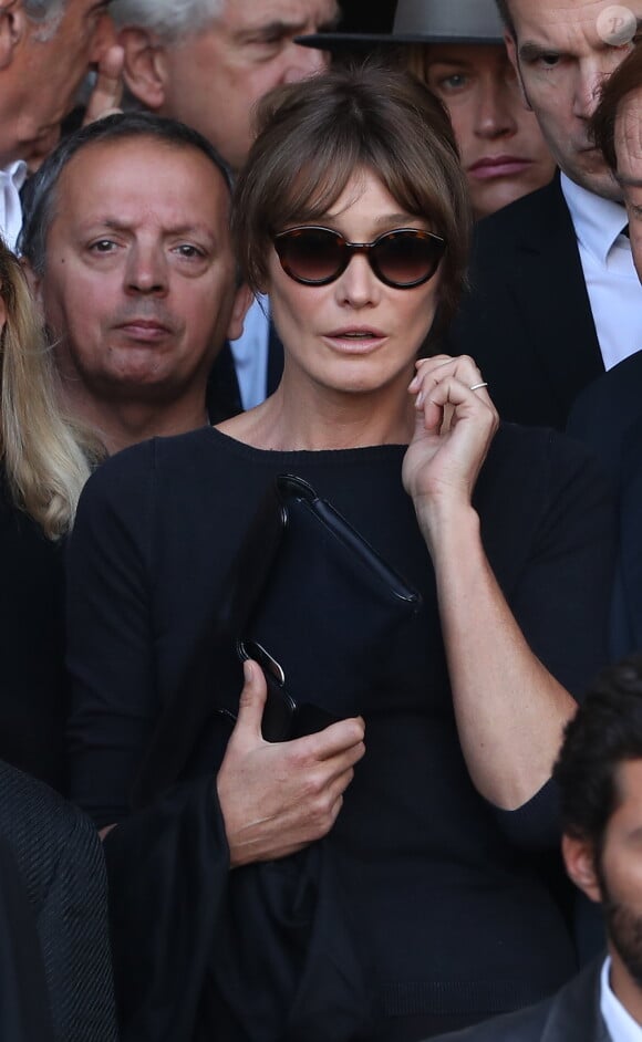 Carla Bruni Sarkozy - Sorties des obsèques de Mireille Darc en l'église Saint-Sulpice à Paris. Le 1er septembre 2017