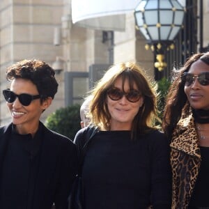 Carla Bruni-Sarkozy, Naomi Campbell et Farida Khelfa sortent bras-dessus bras-dessous de l'hôtel Ritz à Paris le 27 septembre 2017.