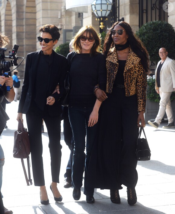 Carla Bruni-Sarkozy, Naomi Campbell et Farida Khelfa sortent bras-dessus bras-dessous de l'hôtel Ritz à Paris le 27 septembre 2017.