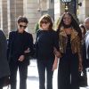 Carla Bruni-Sarkozy, Naomi Campbell et Farida Khelfa sortent bras-dessus bras-dessous de l'hôtel Ritz à Paris le 27 septembre 2017.