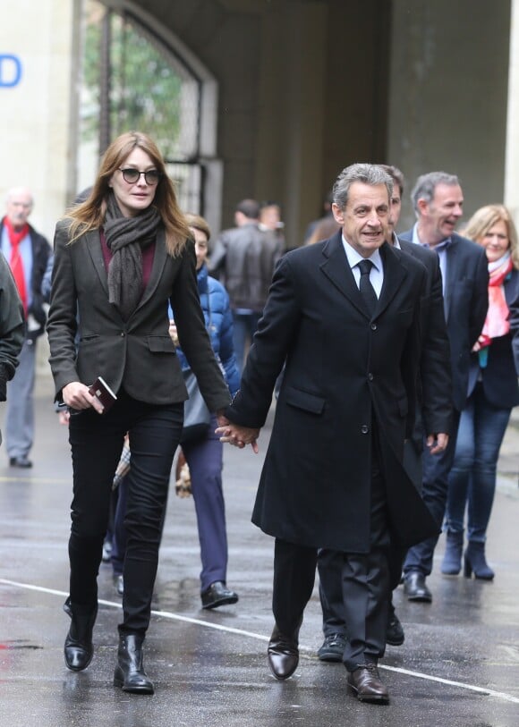 Nicolas Sarkozy et sa femme Carla Bruni-Sarkozy votent pour le second tour des élections présidentielles au lycée La Fontaine à Paris le 7 mai 2017.