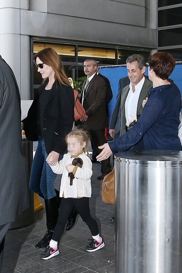 Carla Bruni, son mari Nicolas Sarkozy et leur fille Giulia arrivent à l'aéroport LAX de Los Angeles pour les vacances de Pâques. Carla profitera des vacances pour enregistrer son nouvel album. Le 16 avril 2016
