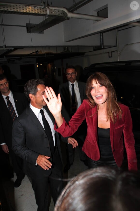 Carla Bruni-Sarkozy quitte le théâtre Bradesco aux côtés de son mari Nicolas Sarkozy à l'issue de son concert à Sao Paulo au Brésil le 26 aout 2015.