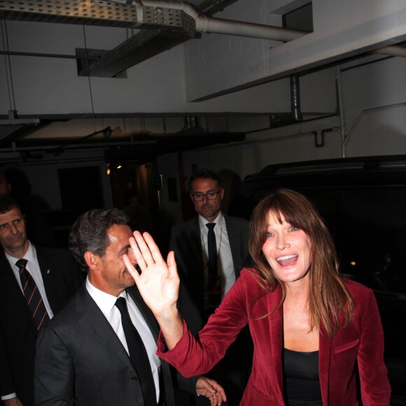 Carla Bruni-Sarkozy quitte le théâtre Bradesco aux côtés de son mari Nicolas Sarkozy à l'issue de son concert à Sao Paulo au Brésil le 26 aout 2015.