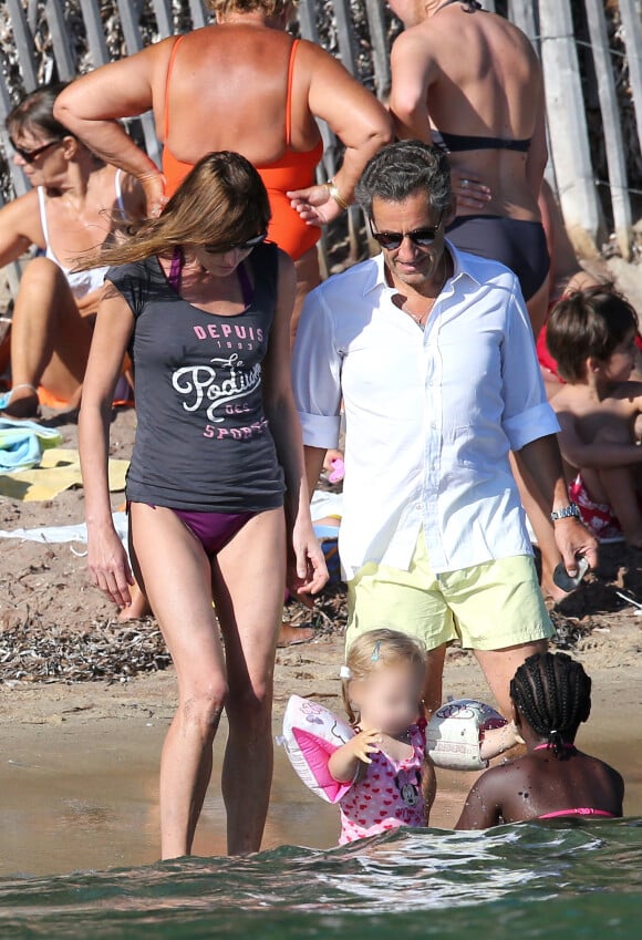 Exclusive -  Nicolas Sarkozy, his wife Carla Bruni-Sarkozy and their daughter Giulia on holidays on the "Cavalières" beach in Cap Nègre, on July 14th 2014.14/07/2014 -
