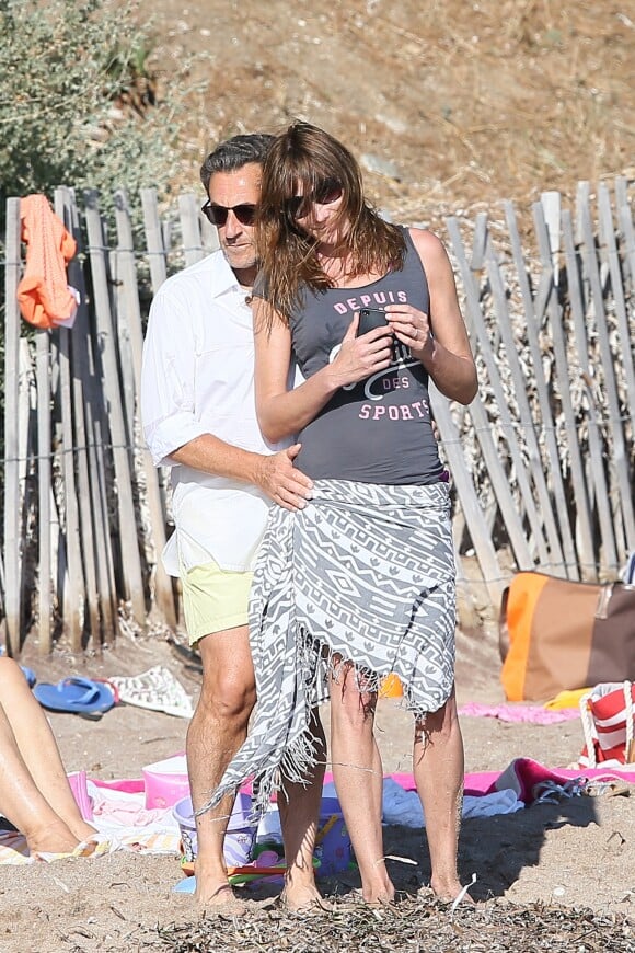 Exclusif - Nicolas Sarkozy, sa femme Carla Bruni-Sarkozy et leur fille Giulia sont sur la plage de Cavalières au pied du Cap Nègre, le 14 juillet 2014, pendant leurs vacances.