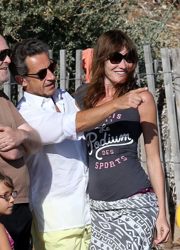 Exclusif - Merci de flouter le visage des enfants - Nicolas Sarkozy, sa femme Carla Bruni-Sarkozy et leur fille Giulia sont sur la plage de Cavalières au pied du Cap Nègre, le 14 juillet 2014, pendant leurs vacances.