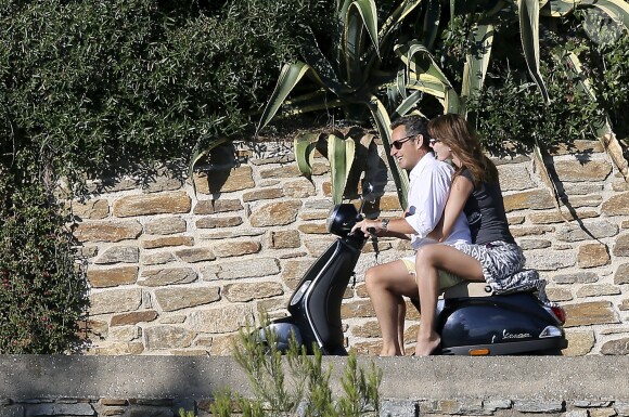 Exclusif -  Nicolas Sarkozy, sa femme Carla Bruni-Sarkozy et leur fille Giulia sont sur la plage de Cavalières au pied du Cap Nègre, le 14 juillet 2014, pendant leurs vacances.
