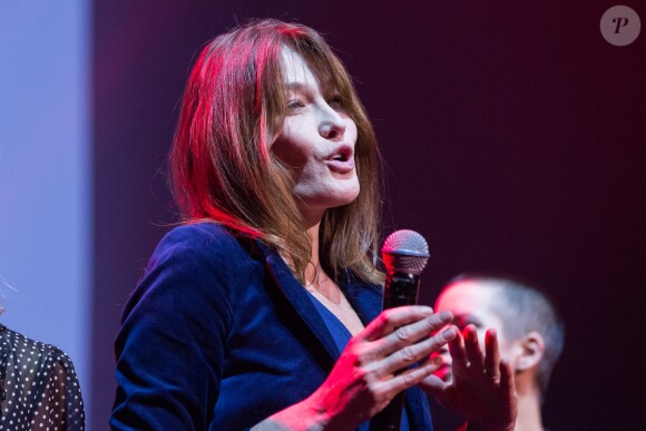 Carla Bruni-Sarkozy lors du concert du 12ème Gala 2017 de l'Association pour la Recherche sur Alzheimer à la salle Pleyel dans le 8ème arrondissement, à Paris, France le 30 janvier 2017. L'Association pour la Recherche sur Alzheimer organise son 12ème gala de charité au profit de la recherche sur alzheimer. L'artiste Pierre Souchon, à l'initiative de ce concert intitulé "2 Générations chantent pour la 3ème", convie de nombreux artistes. L'intégralité des bénéfices de cette soirée servira à financer la recherche sur la maladie d'Alzheimer. © Cyril Moreau/Bestimage