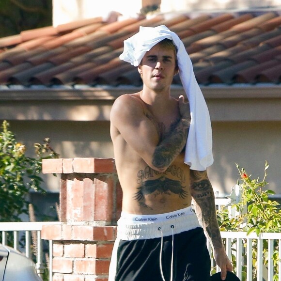 Exclusif - Justin Bieber se promène torse nu dans les rues de Los Angeles le 29 septembre 2017.