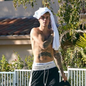 Exclusif - Justin Bieber se promène torse nu dans les rues de Los Angeles le 29 septembre 2017.