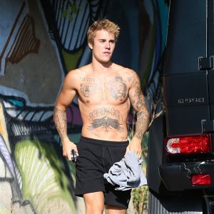 Exclusif - Justin Bieber fait du skate torse nu à West Hollywood le 16 septembre 2017.