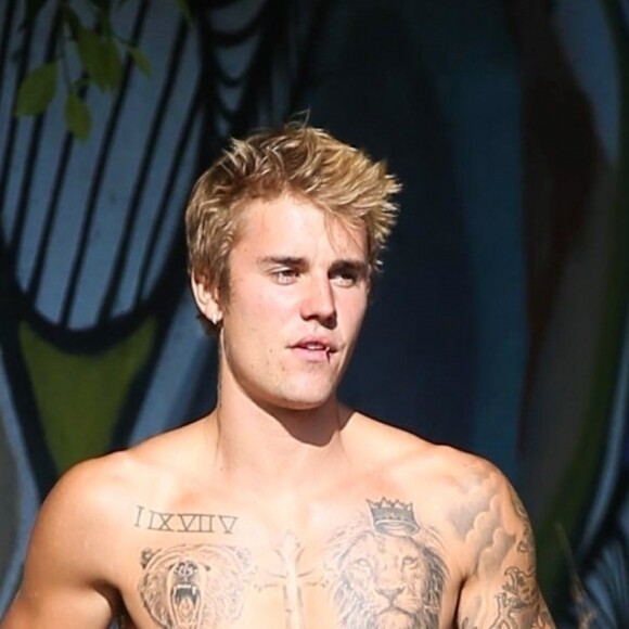 Exclusif - Justin Bieber fait du skate torse nu à West Hollywood le 16 septembre 2017.
