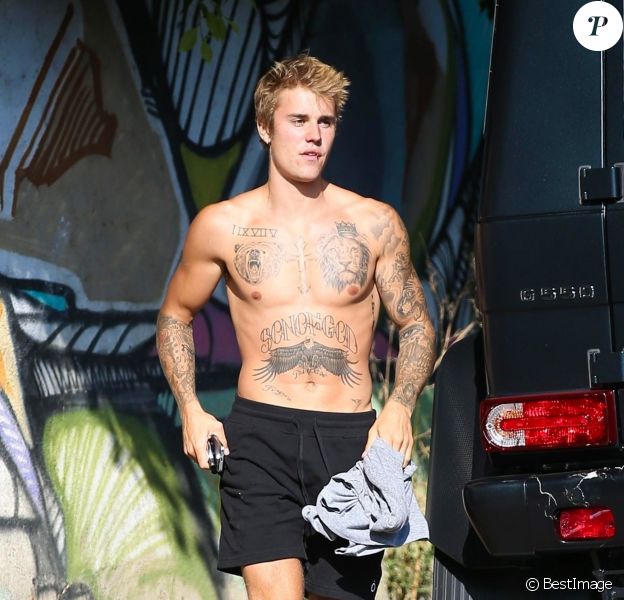Justin Bieber à moitié nu Il affiche fièrement son torse musclé et tatoué Purepeople
