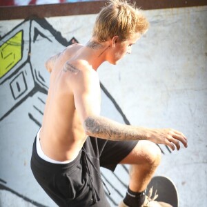 Exclusif - Justin Bieber fait du skate torse nu à West Hollywood le 16 septembre 2017.