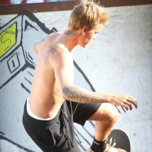 Exclusif - Justin Bieber fait du skate torse nu à West Hollywood le 16 septembre 2017.