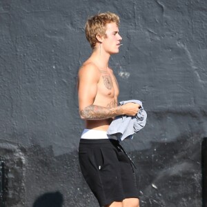 Exclusif - Justin Bieber fait du skate torse nu à West Hollywood le 16 septembre 2017.