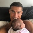 Cristiano Ronaldo avec sa fille Eva sur une photo publiée sur Instagram le 12 août 2017