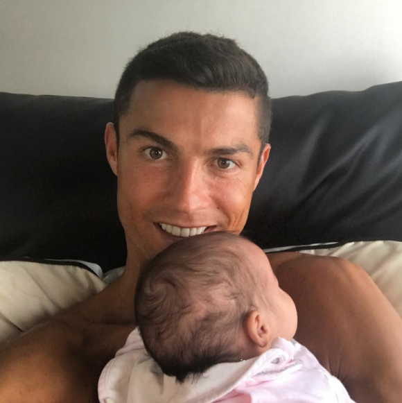 Cristiano Ronaldo avec sa fille Eva sur une photo publiée sur Instagram le 12 août 2017