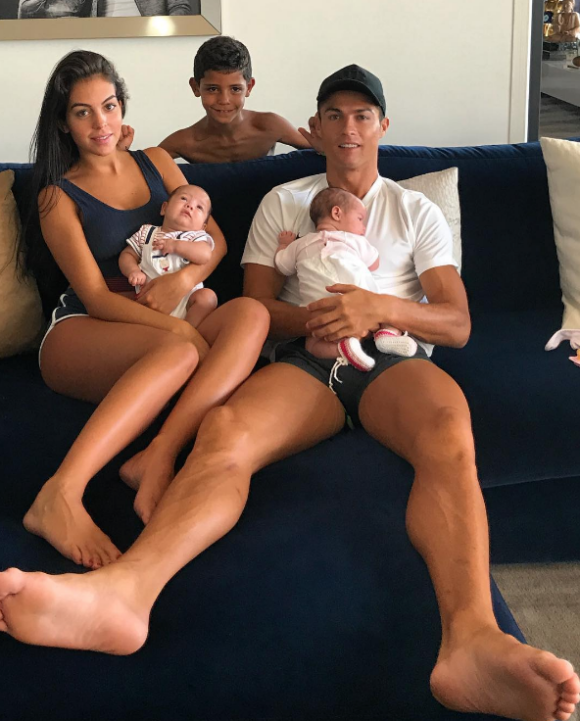Cristiano Ronaldo avec ses enfants Cristiano Jr., Eva et Mateo et sa compagne Georgina Rodriguez (enceinte) sur une photo publiée sur Instagram le 27 août 2017