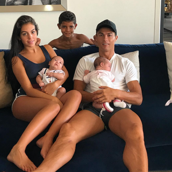 Cristiano Ronaldo avec ses enfants Cristiano Jr., Eva et Mateo et sa compagne Georgina Rodriguez (enceinte) sur une photo publiée sur Instagram le 27 août 2017