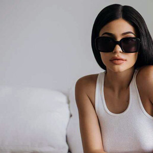 Kylie Jenner dans la nouvelle campagne de publicité de la marque australienne de lunettes de soleil "Quay" Kylie Jenner poses for the campaign of her third line of Australian brand of sunglasses Quay. 30/09/2017 -