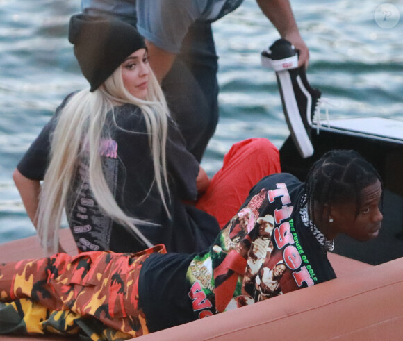 Exclusif - Kylie Jenner et son compagnon Travis Scott sur un bateau au lendemain d'une fête avec des amis à Miami le 7 mai 2017.