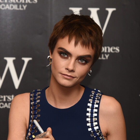 Cara Delevingne en séance de dédicaces de son livre "Mirror Mirror" à Waterstones Piccadilly. Londres, le 4 octobre 2017.