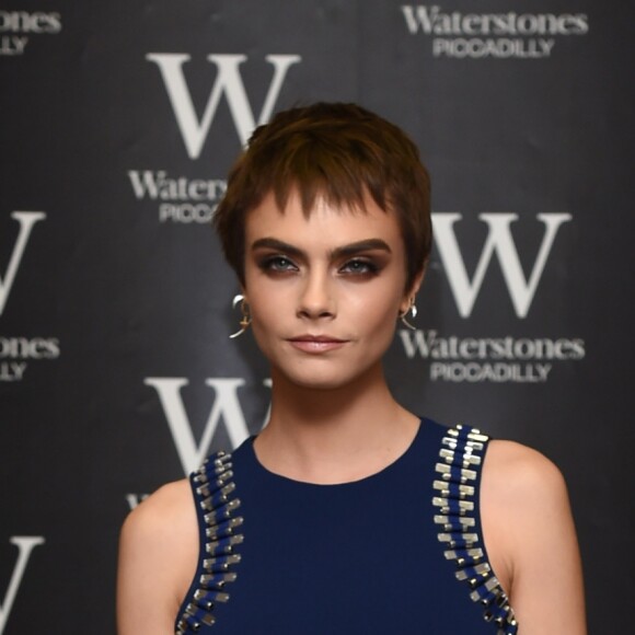 Cara Delevingne en séance de dédicaces de son livre "Mirror Mirror" à Waterstones Piccadilly. Londres, le 4 octobre 2017.