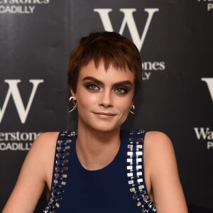 Cara Delevingne en séance de dédicaces de son livre "Mirror Mirror" à Waterstones Piccadilly. Londres, le 4 octobre 2017.