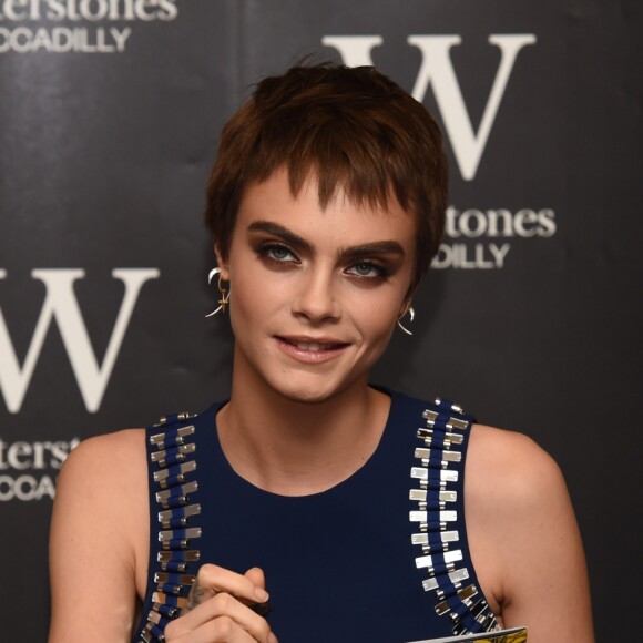 Cara Delevingne en séance de dédicaces de son livre "Mirror Mirror" à Waterstones Piccadilly. Londres, le 4 octobre 2017.