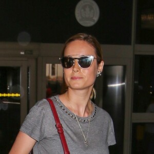 Brie Larson et son fiancé Alex Greenwald arrivent à l'aéroport de LAX à Los Angeles, le 7 juillet 2017