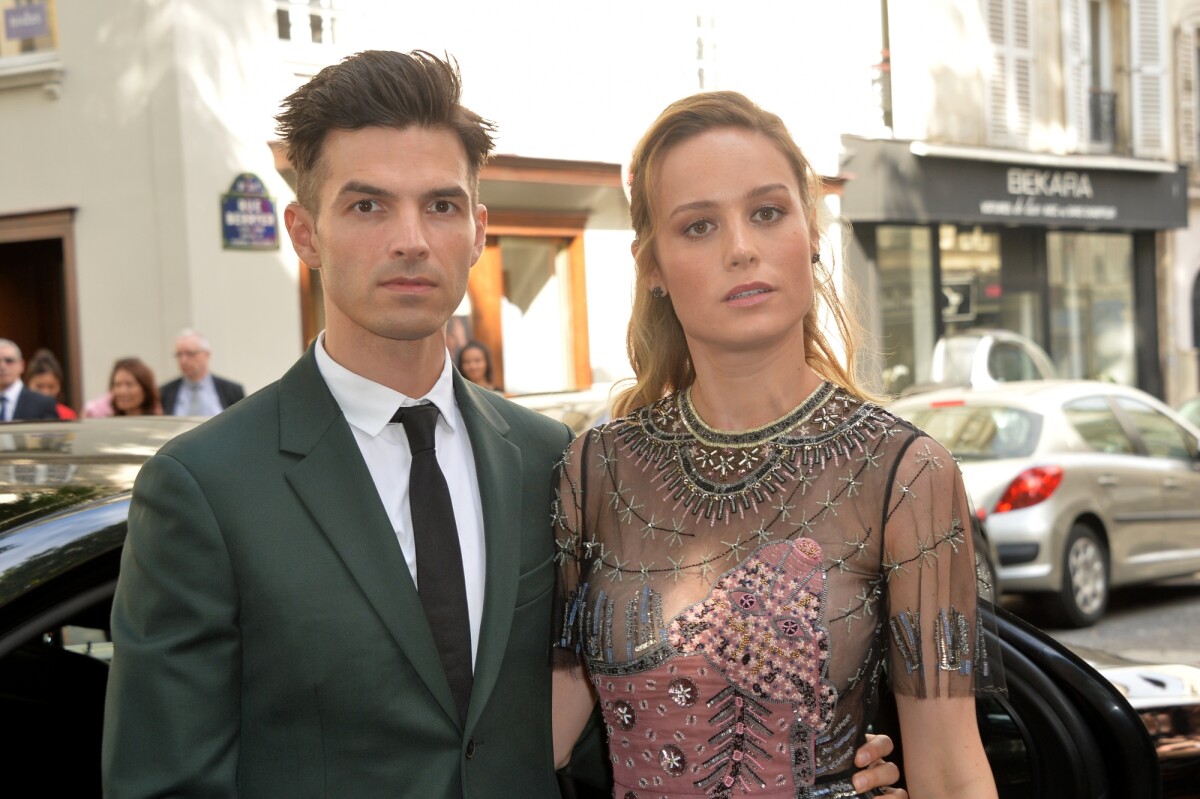 Photo Brie Larson Et Son Fiancé Alex Greenwald Arrivées Au Défilé De Mode Valentino