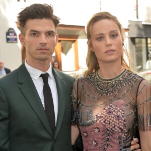 Brie Larson et son fiancé Alex Greenwald - Arrivées au défilé de mode « Valentino », collection Haute-Couture automne-hiver 2017/2018, à Paris. Le 5 juillet 2017