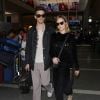 Brie Larson et son fiancé Alex Greenwald - Les célébrités arrivent à l'aéroport de Los Angeles (LAX) le 30 juin 2017.