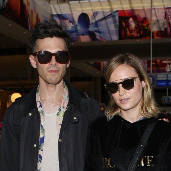 Brie Larson et son fiancé Alex Greenwald - Les célébrités arrivent à l'aéroport de Los Angeles (LAX) le 30 juin 2017.