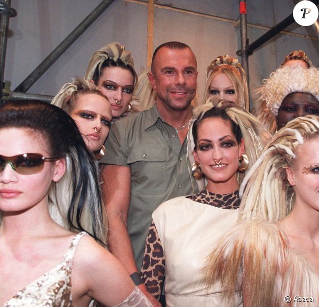 © Nicolas Khayat/ABACA. 24292-22. Paris-France, 12/3/2001. Thierry Mugler and models at his Ready-to-Wear Autumn-Winter 2001-2002 fashion show.13/03/2001 - 