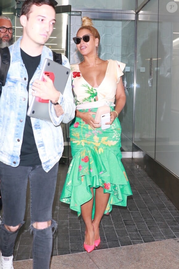 Exclusif - Beyonce Knowles et son mari Jay-Z à la sortie d'un immeuble et en route pour aller diner en amoureux à New York, le 22 septembre 2017.