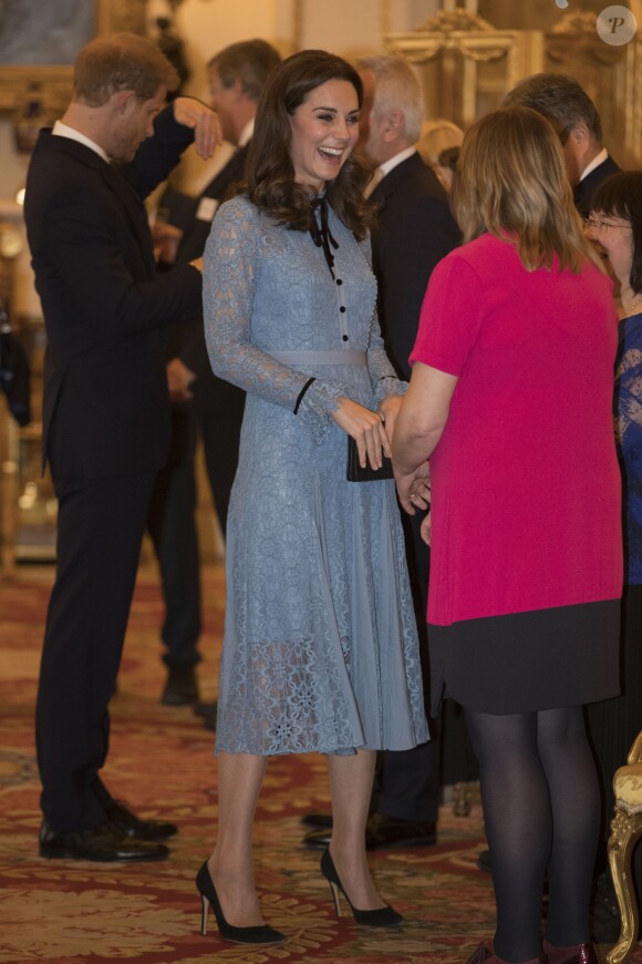 Catherine Kate Middleton (enceinte) , duchesse de Cambridge et le prince Harry à la réception "World mental health day" au palais de Buckingham à Londres le 10 octobre 2017.