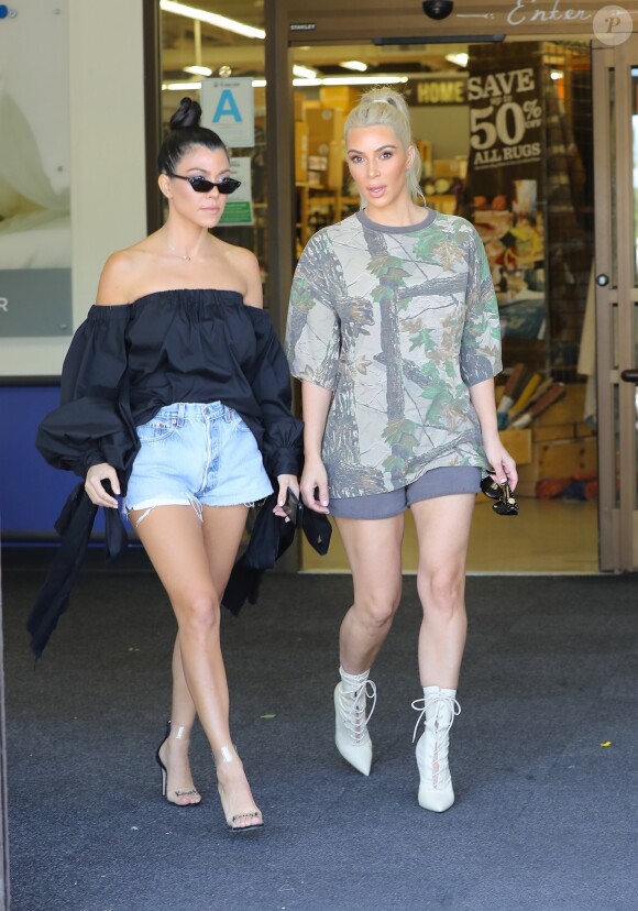 Kim et Kourtney Kardashian se baladent à Calabasas le 9 octobre 2017