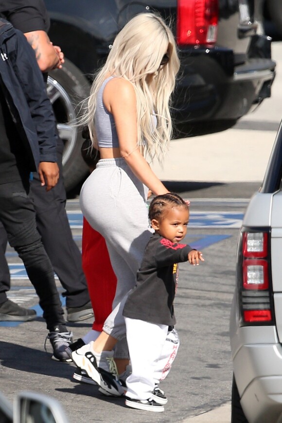 Kim Kardashian avec son fils Saint West - La famille Kardashian emmène ses enfants jouer au Glowzone à Woodland Hills, le 22 septembre 2017