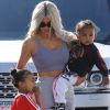 Kim Kardashian avec sa fille North West et son fils Saint West - La famille Kardashian emmène ses enfants jouer au Glowzone à Woodland Hills, le 22 septembre 2017