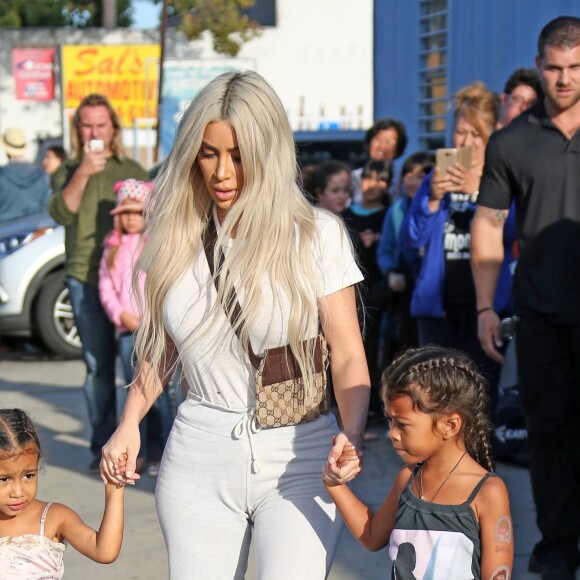 Kim Kardashian avec sa fille North West et une amie - La famille Kardashian faire du patin à glace au Iceland Ice Skating Center à Los Angeles, le 21 septembre 2017