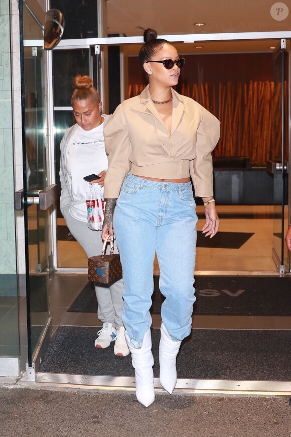 Rihanna rend visite à une amie à New York. Le 11 octobre 2017.