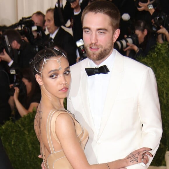 Robert Pattinson et sa petite amie FKA twigs - Soirée Costume Institute Benefit Gala 2016 (Met Ball) sur le thème de "Manus x Machina" au Metropolitan Museum of Art à New York, le 2 mai 2016.