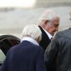 Jean-Paul Belmondo et son fils Paul (de dos) lors des obsèques de Jean Rochefort en l'église Saint-Thomas d'Aquin à Paris, le 13 octobre 2017
